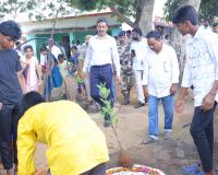 పెనగడపలో పర్యటించిన సింగరేణి చైర్మన్ అండ్ మేనేజింగ్ డైరెక్టర్