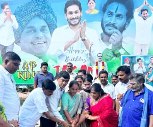 ఎటపాక మండలం  పురుషోత్తపట్నం లో ఘనంగా వైఎస్ జగన్ జన్మదిన వేడుకలు